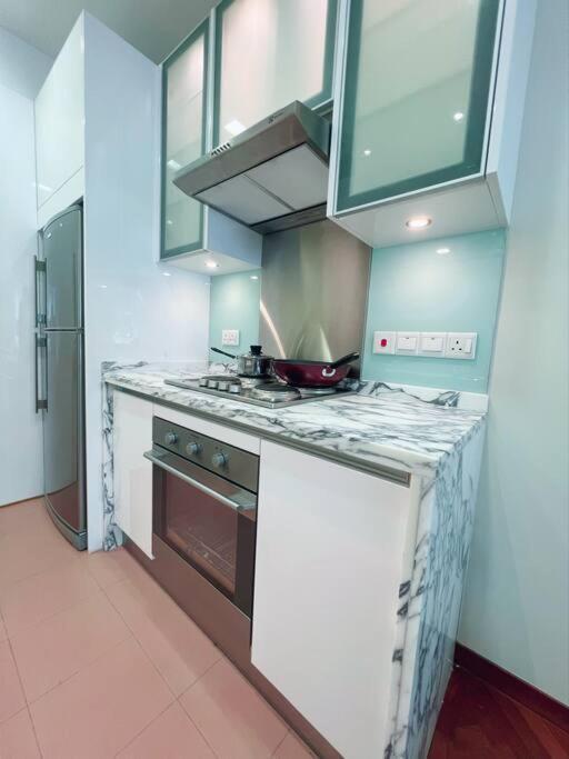 Apartment Strait Quay Marina Cozy With Bathtub By Uptrend Management Tanjung Tokong