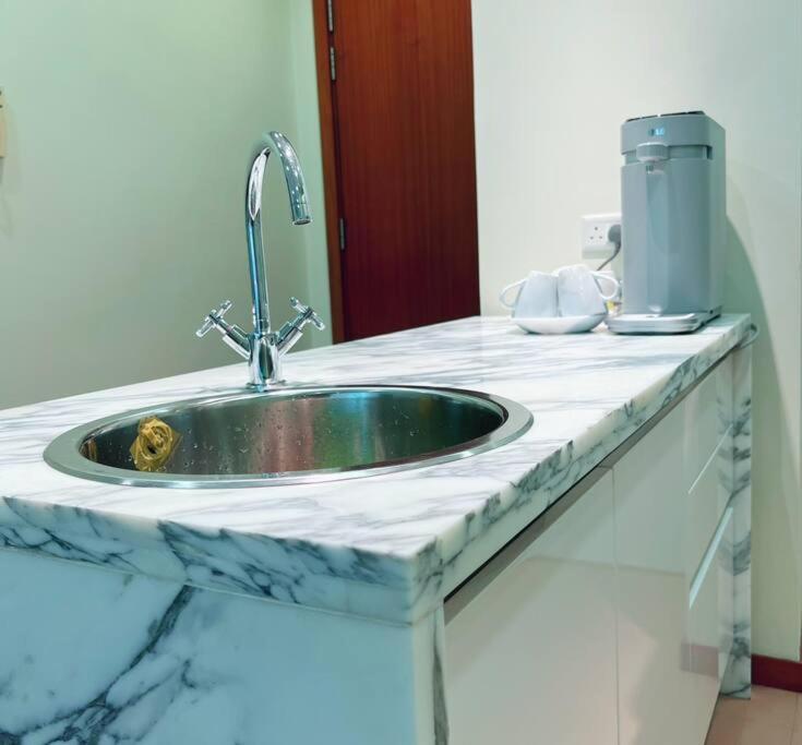 Strait Quay Marina Cozy With Bathtub By Uptrend Management Apartment