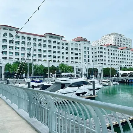 Strait Quay Marina Cozy Suite With Bathtub By Uptrend Home Management Tanjung Tokong Exterior photo