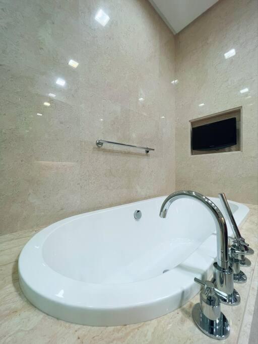 Strait Quay Marina Cozy With Bathtub By Uptrend Management Apartment Tanjung Tokong